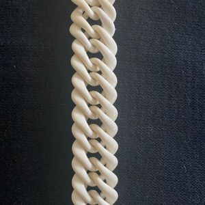 Cream colored geometric link choker.